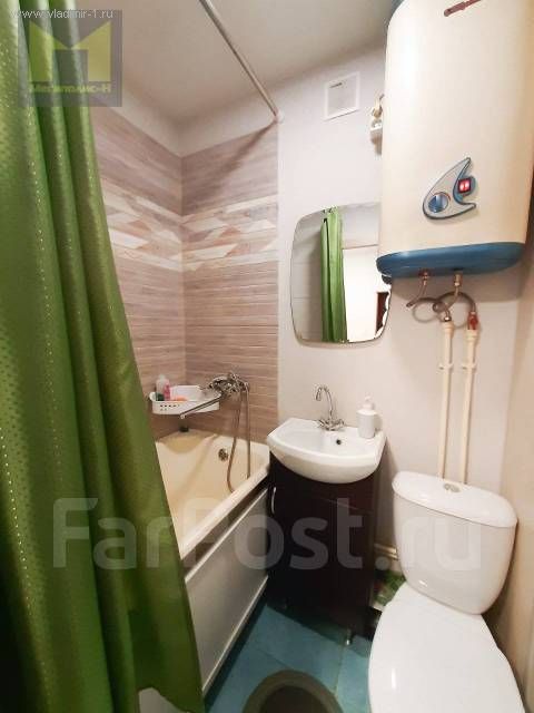 Продам просторную гостинку с мебелью и техникой