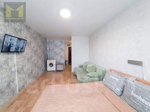 Продам просторную гостинку с мебелью и техникой