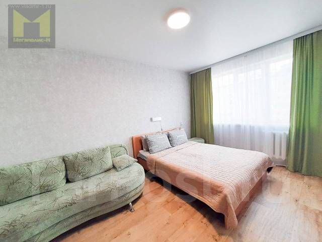 Продам просторную гостинку с мебелью и техникой