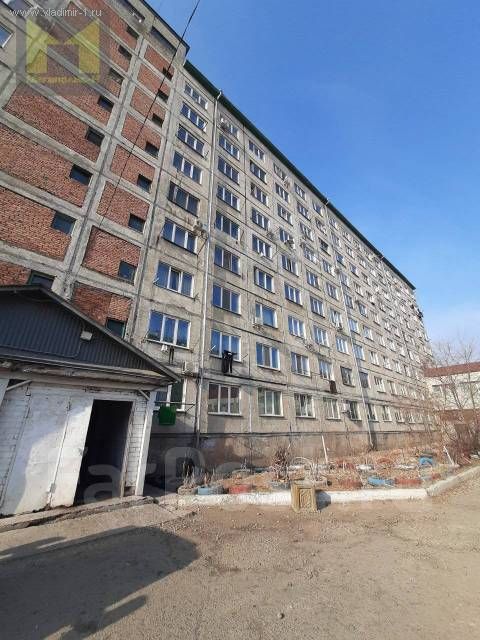 Продам просторную гостинку с мебелью и техникой